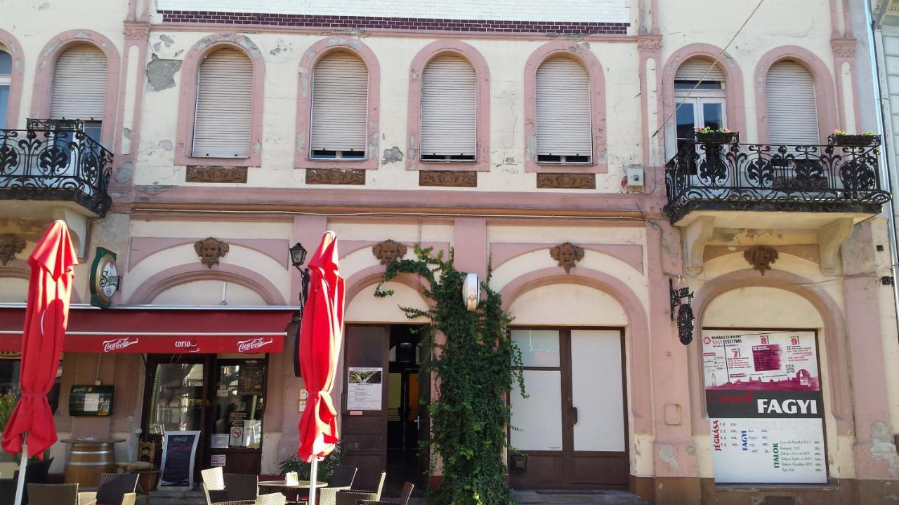 Promenad Apartman Могач Екстер'єр фото